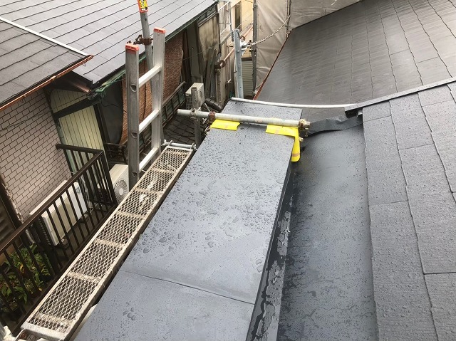 ガルバリウム鋼板製の板金